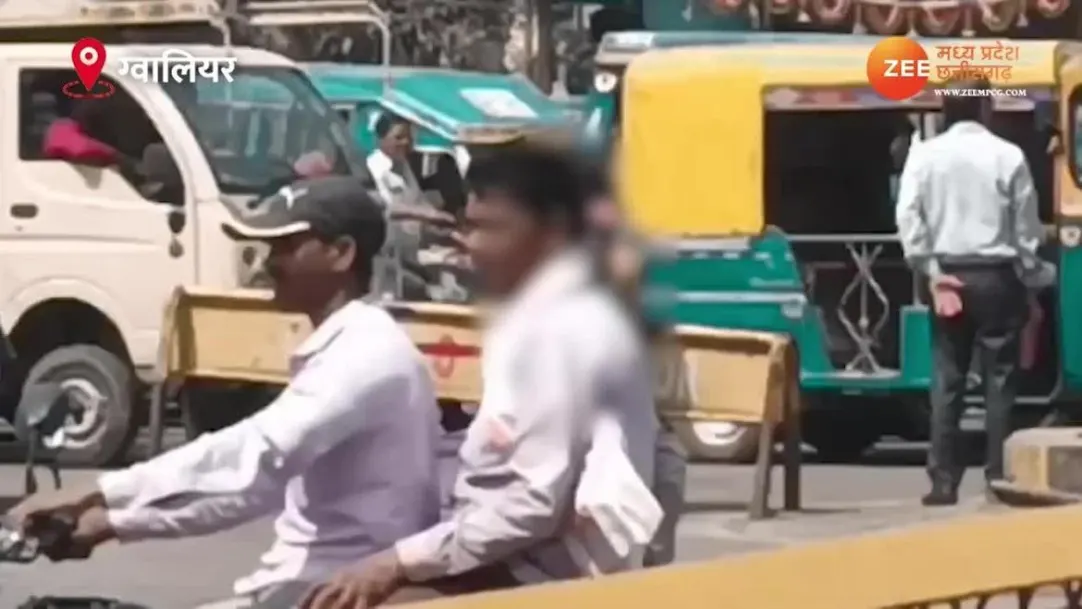 Gwalior Girl Ruckus crossroads publick abuses stop car ladki ke sadak par drama video 