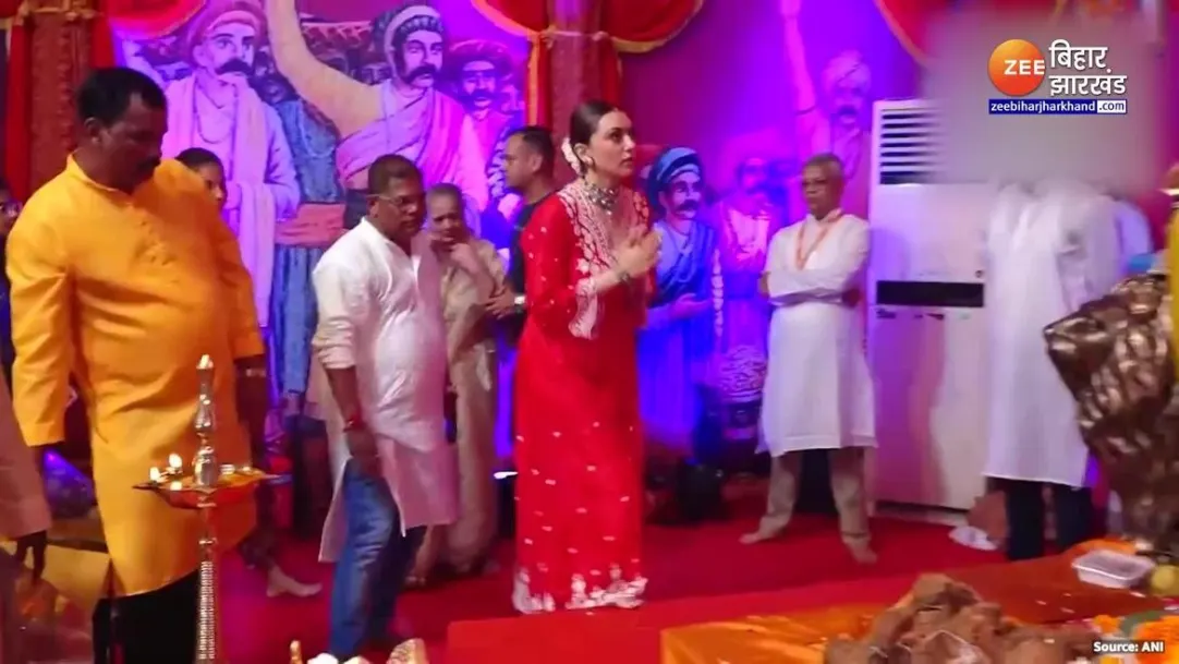 Video of Actress Hansika Motwani worships Lord Ganesha in Andhericha Raja 