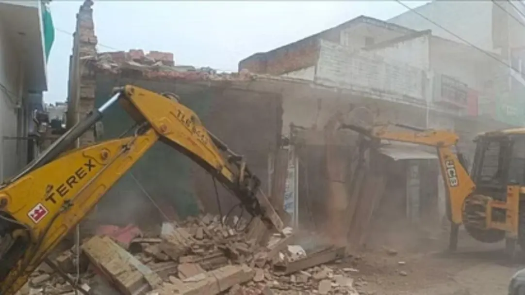 Bulldozer action on absconding shooter Ghulam's house-shop, heavy police force deployed on the spot 
