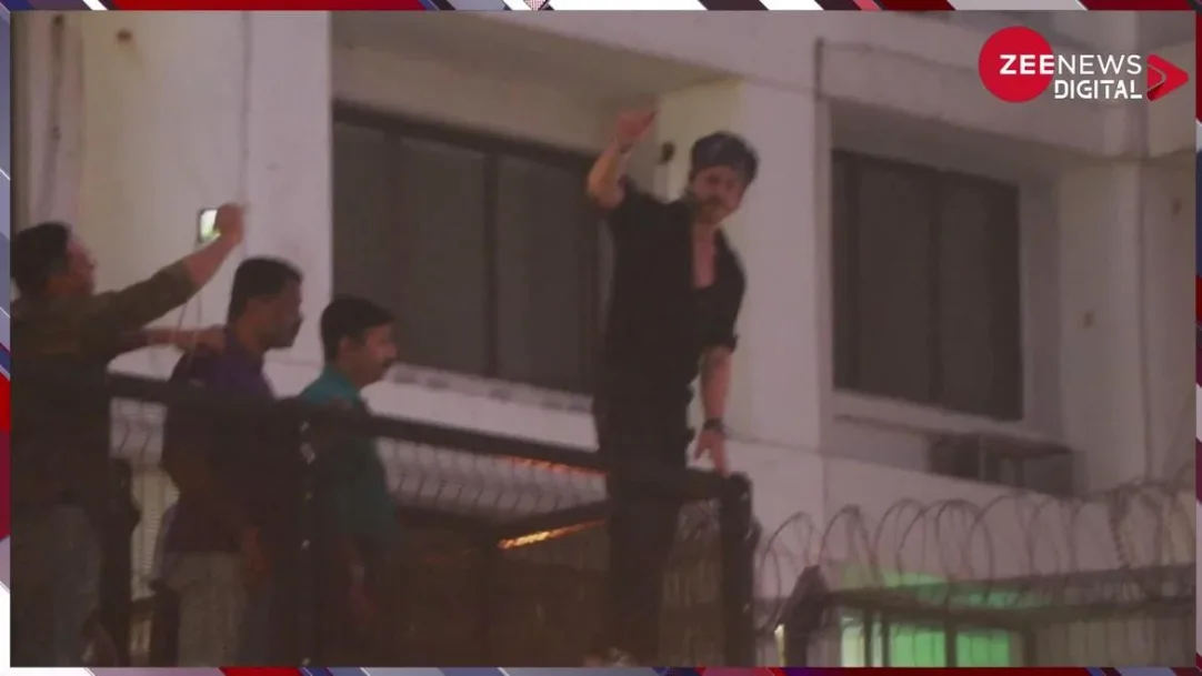 Crowd gathered outside Pathaan Shah Rukh Khan house mannat at midnight watch full video 