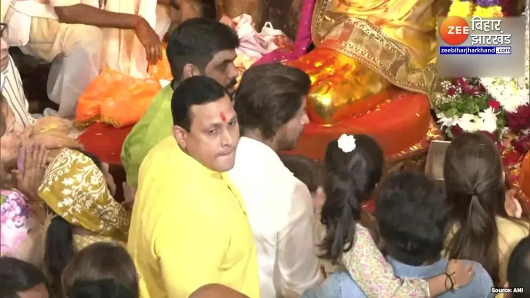 Lalbaugcha Raja Shahrukh Khan arrives to seek blessings of Lalbaugcha Raja watch video 