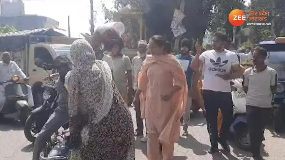 Goons teasing girls on street brutally beaten by crowd video gone viral 