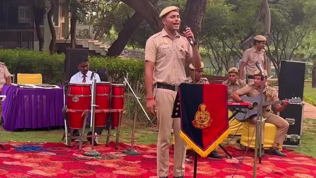 Delhi Police Cop Rajat Rathor sing Hawayein Song goes viral on internet watch video 