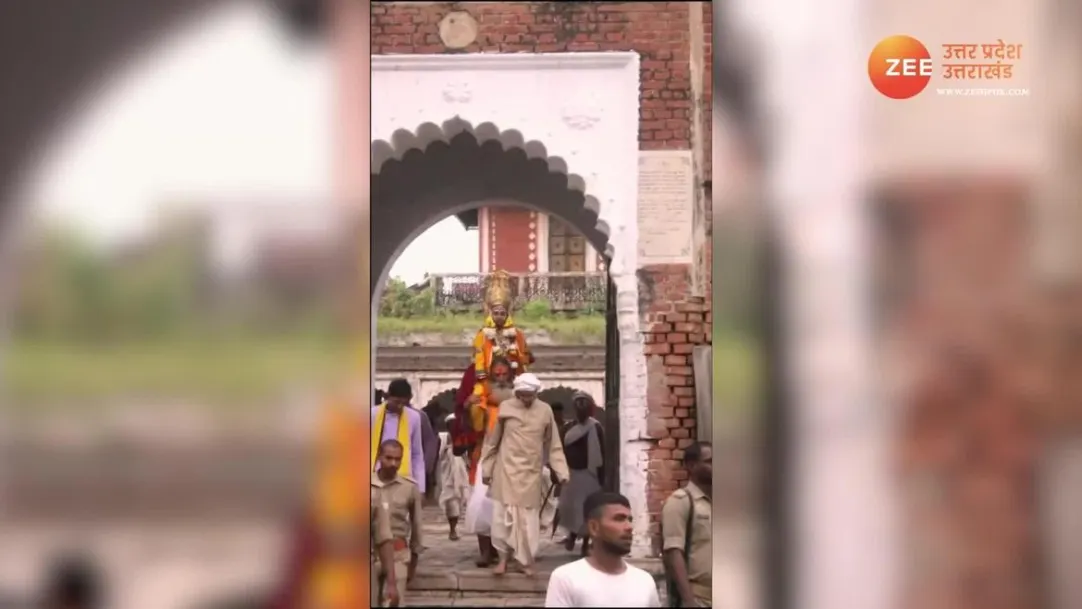 Varanasi ramnagar ramleela special video pujari carrying shree raam on shoulders watch video 