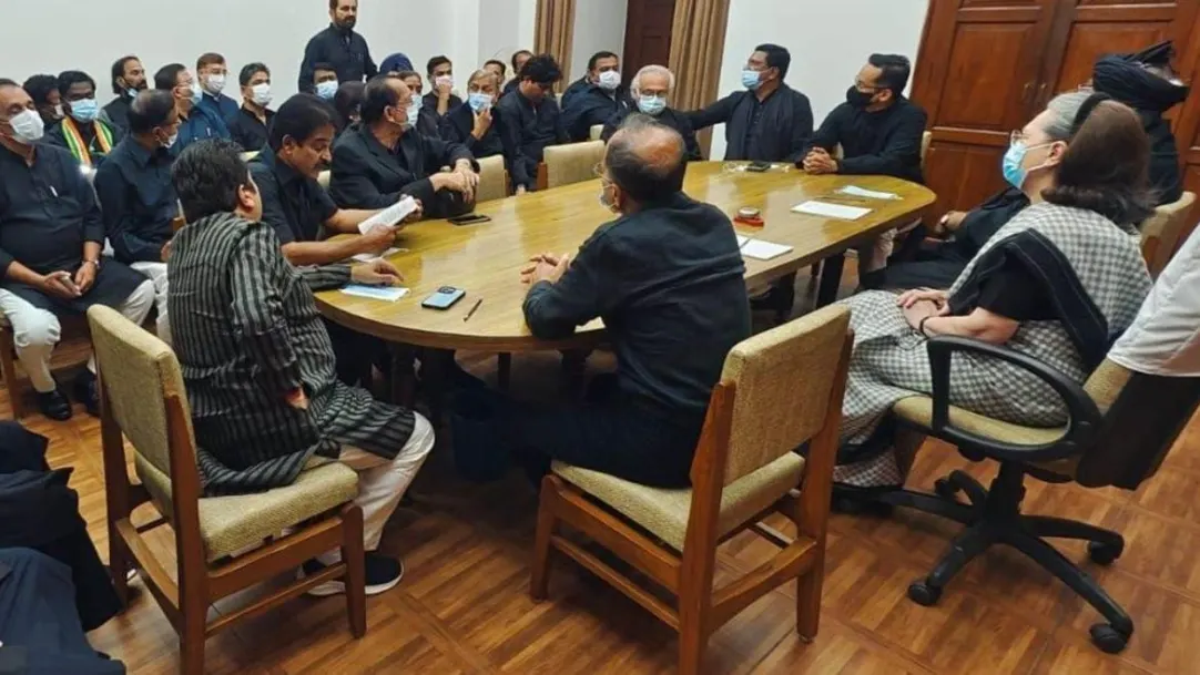 Uproar in Parliament, Congressmen arrived wearing black clothes, threw papers towards Om Birla (Part-1) 
