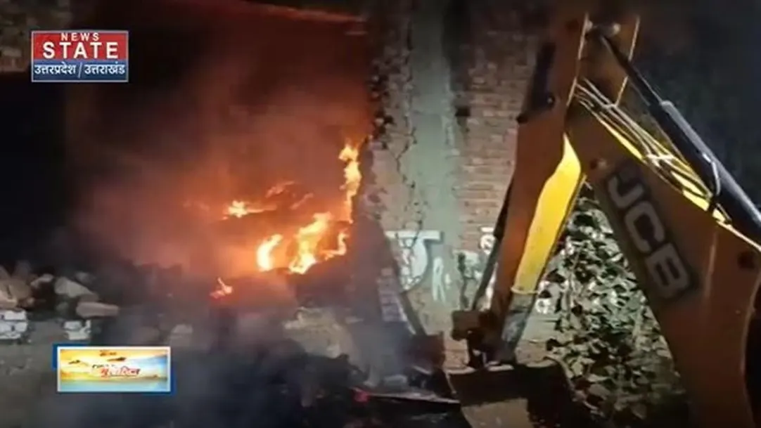 Uttar Pradesh : Moradabad में लकड़ी और गत्ते के गोदाम में लगी भीषण आग | UP News | 