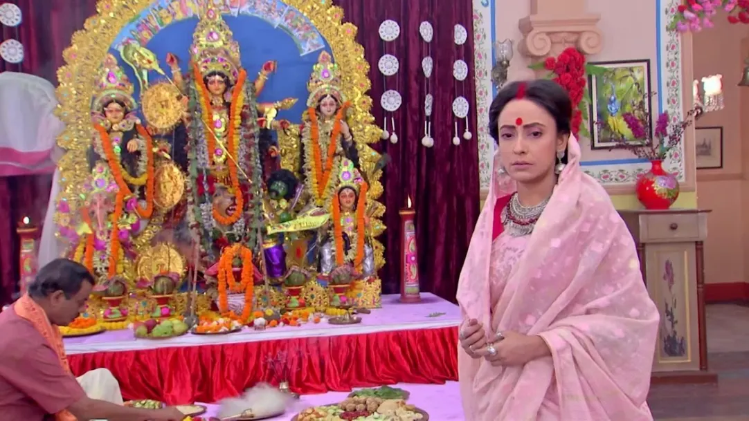 Roy's family enjoys Durga Puja - Bokul Kotha Highlights 