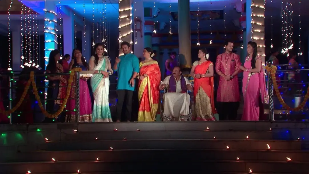Nandika and her family members celebrate Diwali together – Mutyala Muggu Highlights 