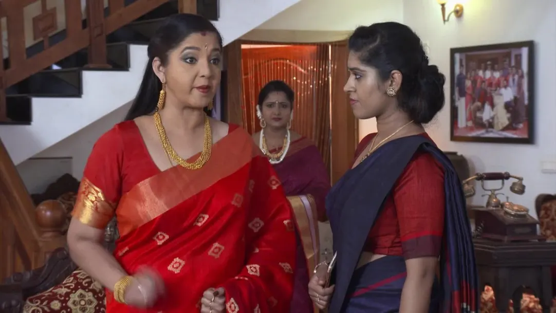 Akhilandeswari shows her anger on Sarojam - Chembarathi Highlights 