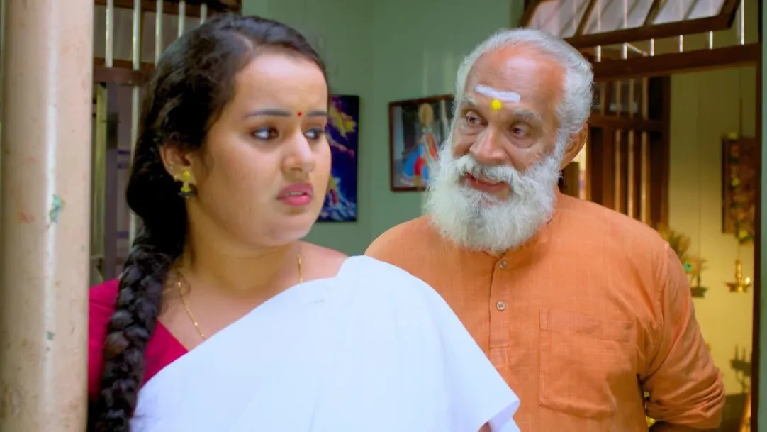 The astrologer tells that Swathi's father will be coming soon - Swathi Nakshatram Chothi Highlights 