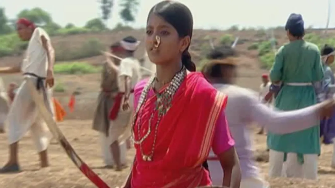 Manu Trains Villagers To Fight In The War - Jhansi Ki Rani Highlights 