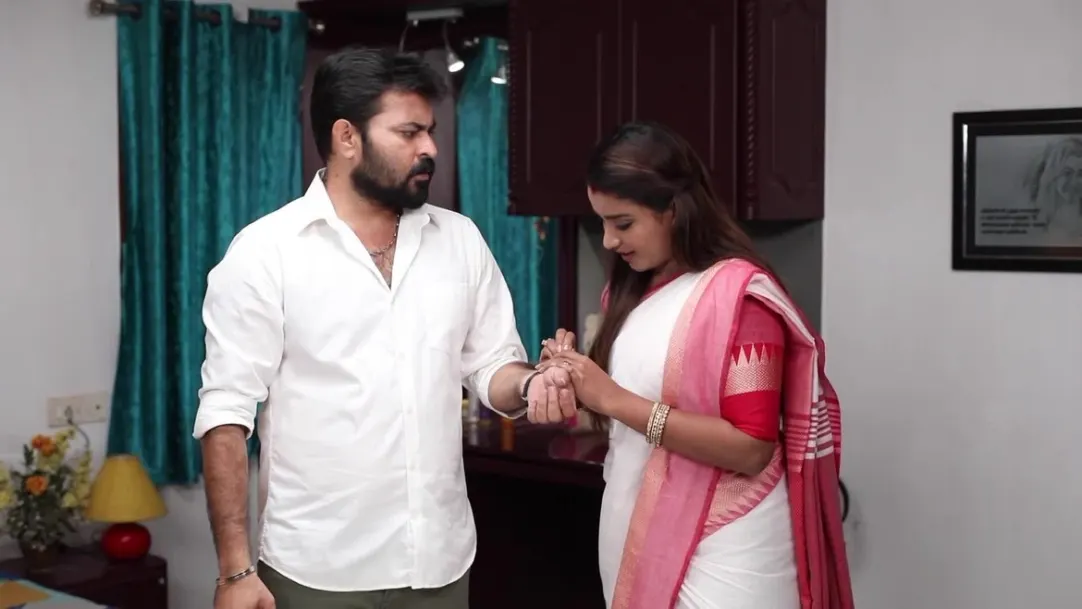 Sakthi gifts a watch to Siva for the Valentine's day - Women's Day Special 2019 
