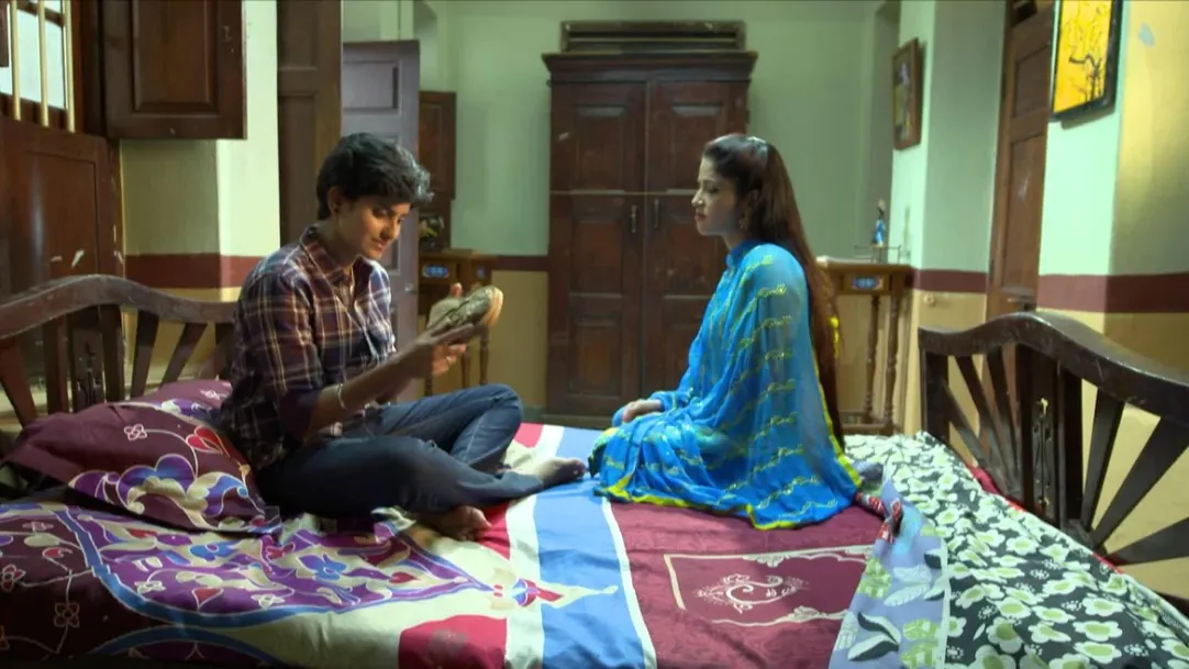 Divya tries to find out the meaning of Prabhu's gift - Sathya Highlights 