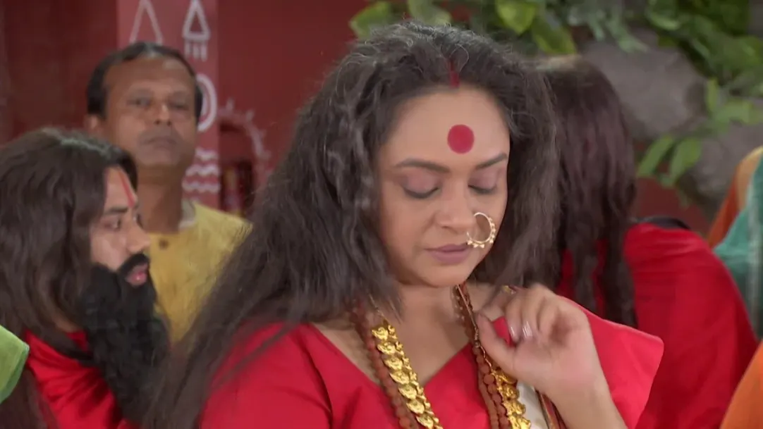 People donate their ornaments for Maa Kali - Joy Baba Lokenath Highlights 