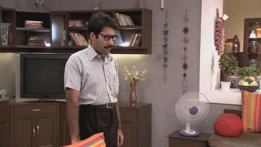 Suresh decides to talk to Priya. 
