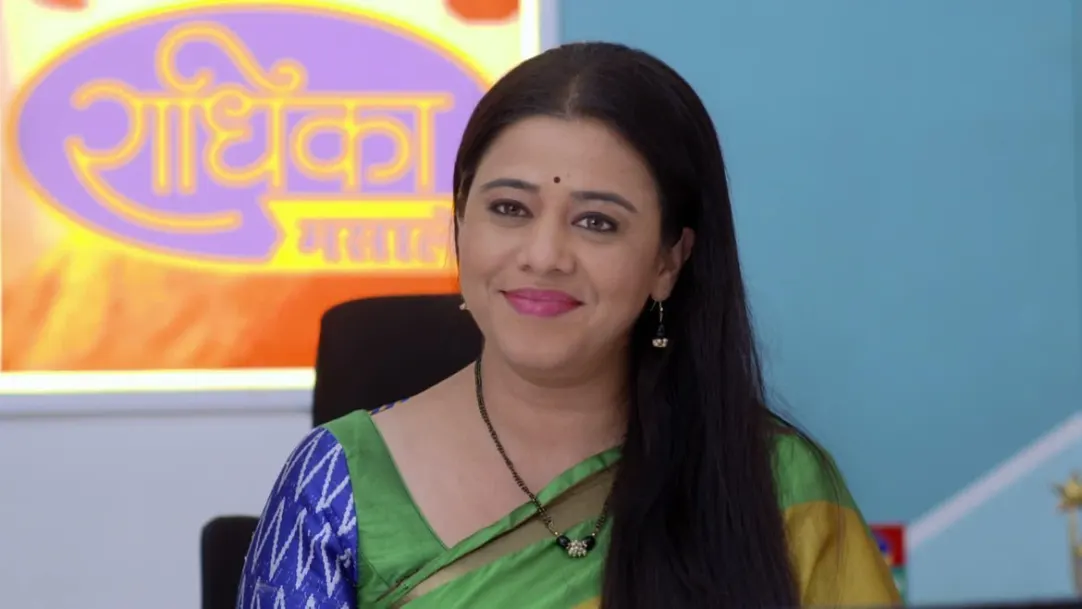 Radhika decides to surprise Saumitra – Mazhya Navryachi Bayko Highlights 