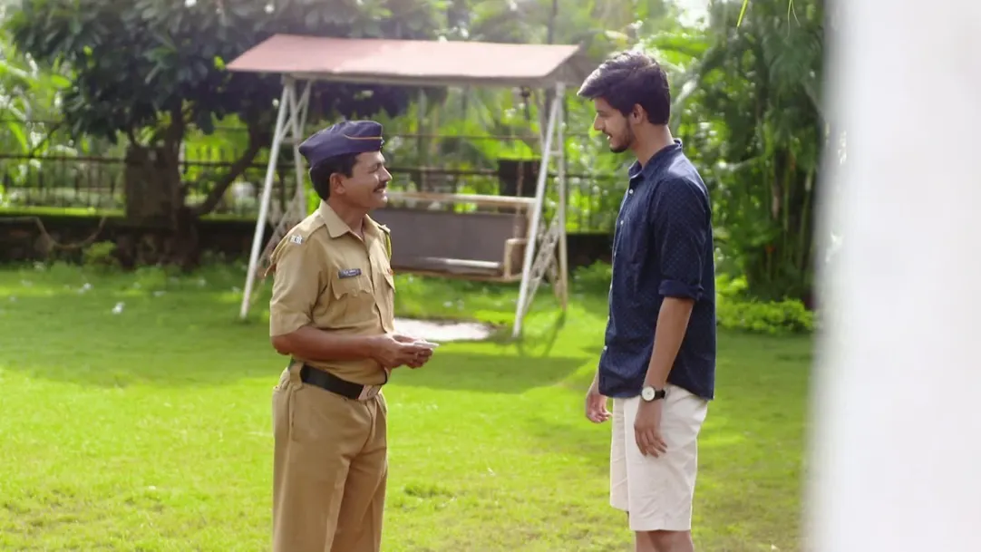 Nachiket gives a gift to the head constable – Almost Sufal Sampoorna Highlights 