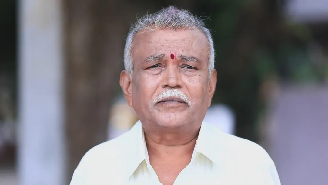 A stranger offers help to Amrutha - Naagini Highlights 