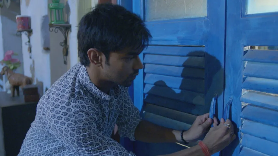 Raju steals Sarla's locker keys 