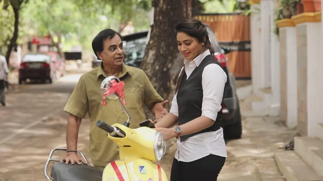 Daughter's Day Tamil Special - Abhi sells her bike for her sister 