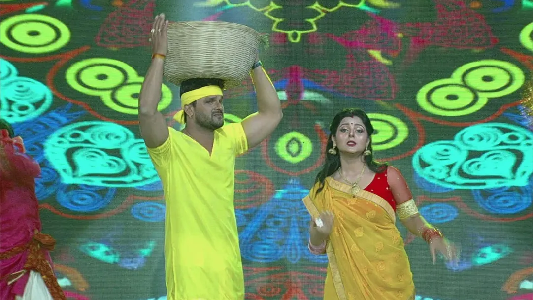 Khesari Lal Yadav and Smriti Sinha's performance 
