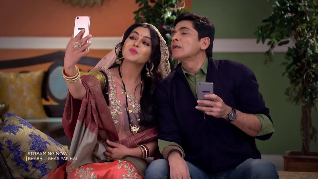 All are obsessed with mobile phones - Bhabi Ji Ghar Par Hain Promo