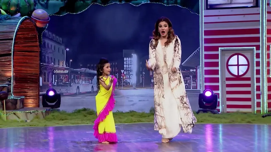 Raveena Tandon cheers up the little contestants - Dance Bangla Dance 2018 