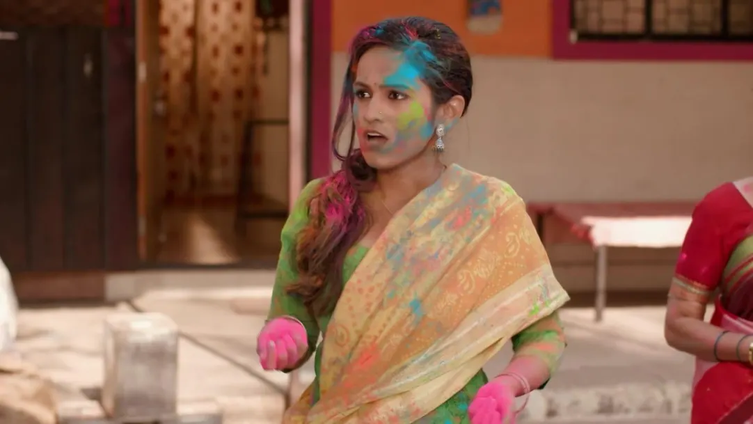 Everyone Smears Sheetal with Colour | Lagira Jhala Ji 