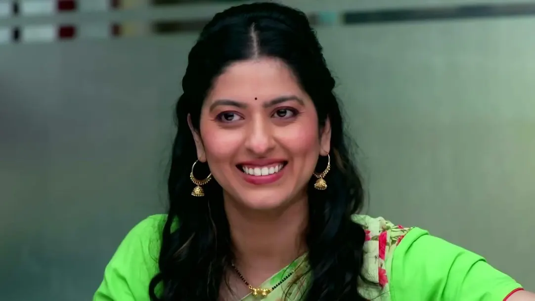 Anamika Gives Sarees to Everyone 25th March 2022 Webisode