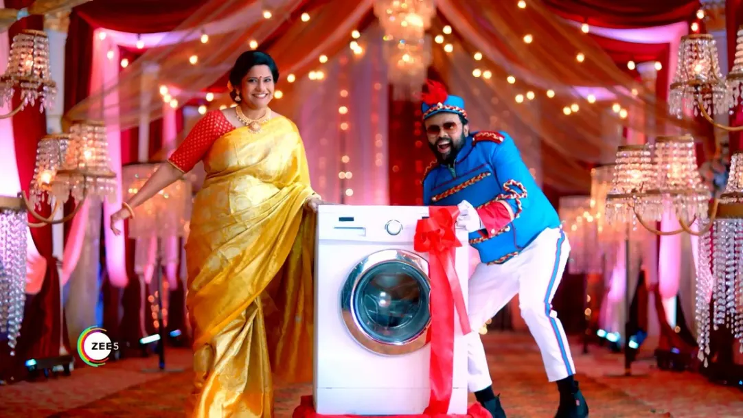 Renuka Shahane Gives Exciting Gifts | Band Baaja Varat | Promo