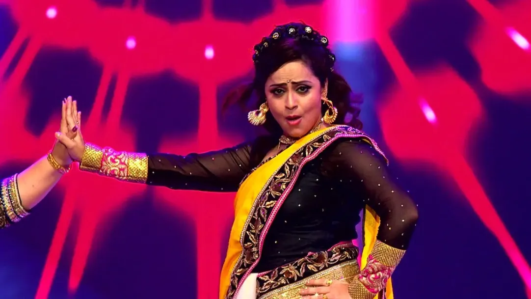 Apara and Vaishnavi's Amazing Dance | Zee Rishtey Awards 2014 