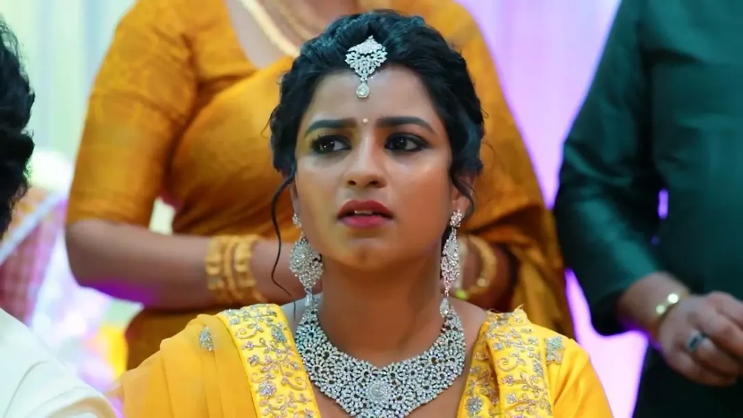 Kanchana Humiliates Sreedevi | Mizhirandilum 