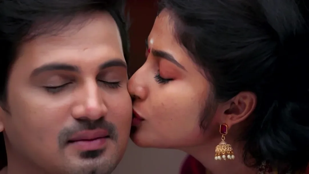 Vanathi and Karthik's Romantic Moment | Peranbu 