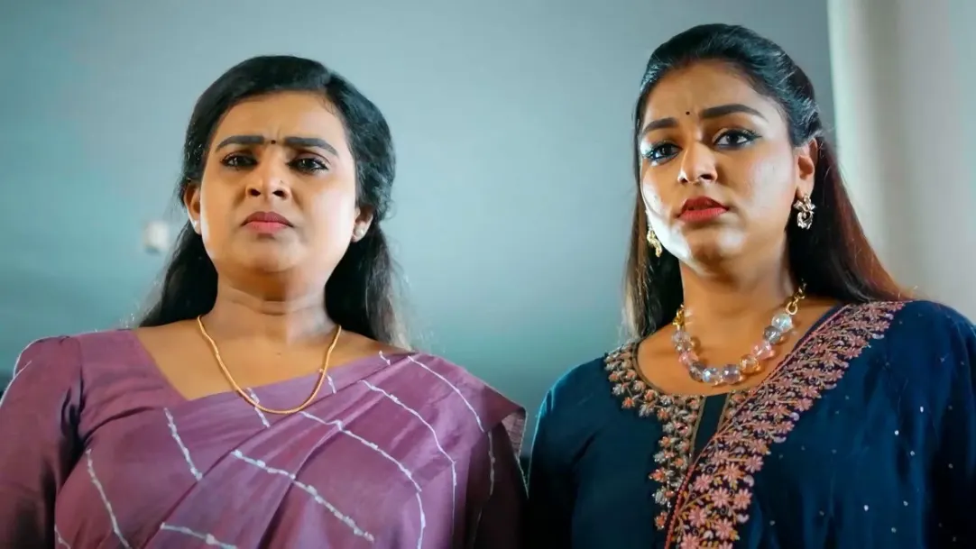 Radhika Gives a Piece of Her Mind to Prabhavathy | Parvathy 