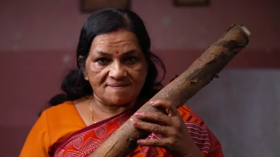 A Few Women Rough Up Sushmita | Kudumbashree Sharada 