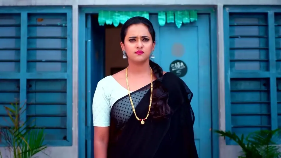 Divya Thinks of a Way to Impress Karthik | Sathya 