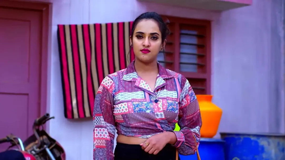 Divya Goes to Office in a Fancy Car | Sathya 