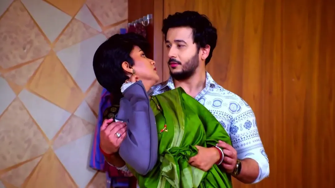 Karthik Helps Sathya Drape Her Saree | Sathya 