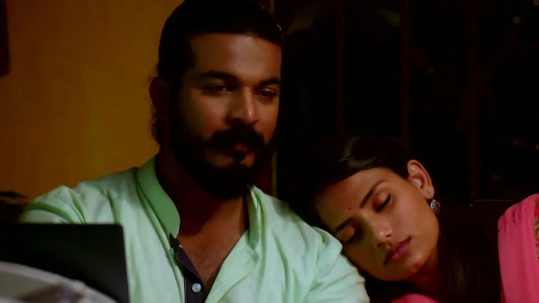 Krushna Rests Her Head on Raya's Shoulder | Man Zhala Bajind 