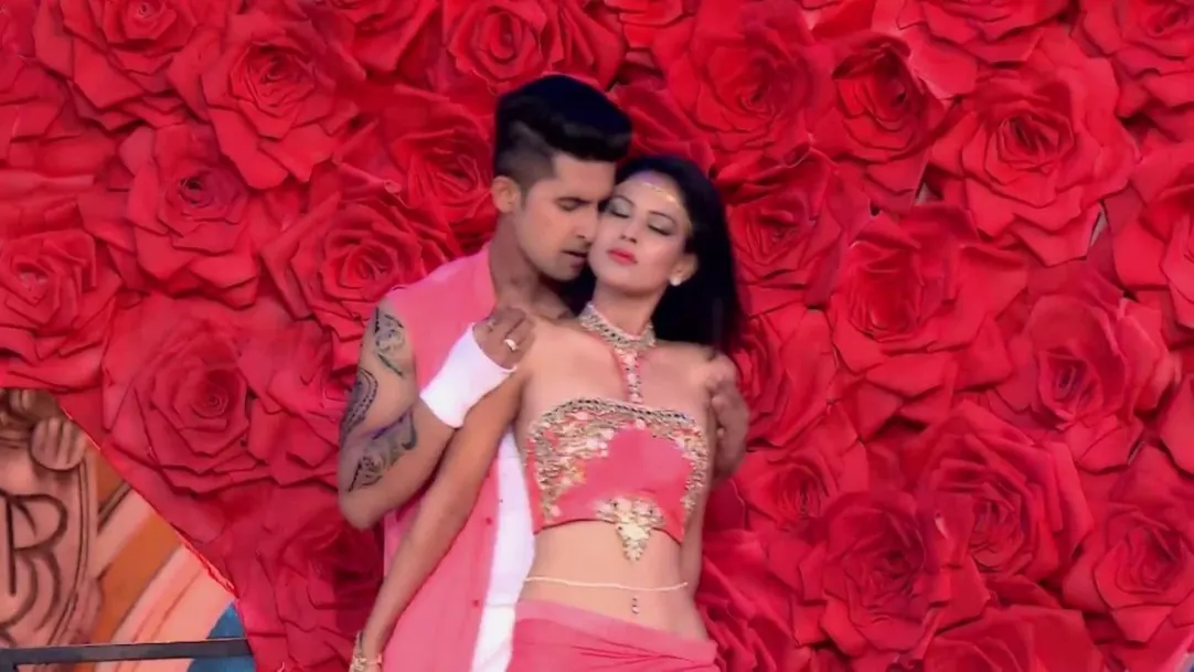 Nia Sharma and Ravi Dubey's Sizzling Hot Performance - ZRA 2015 