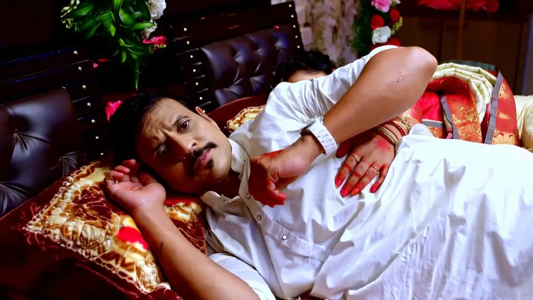 Abhi Sleeps Beside Vasundhara | Oohalu Gusagusalade 