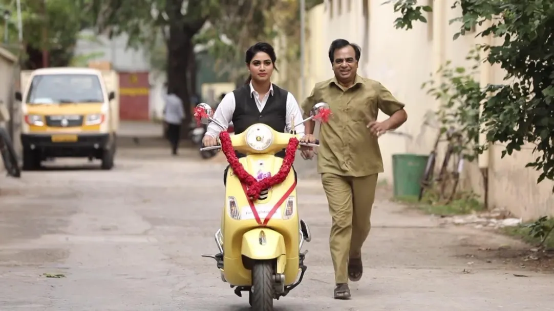 Kanthasami buys a scooter for Anuradha - Rettai Roja 