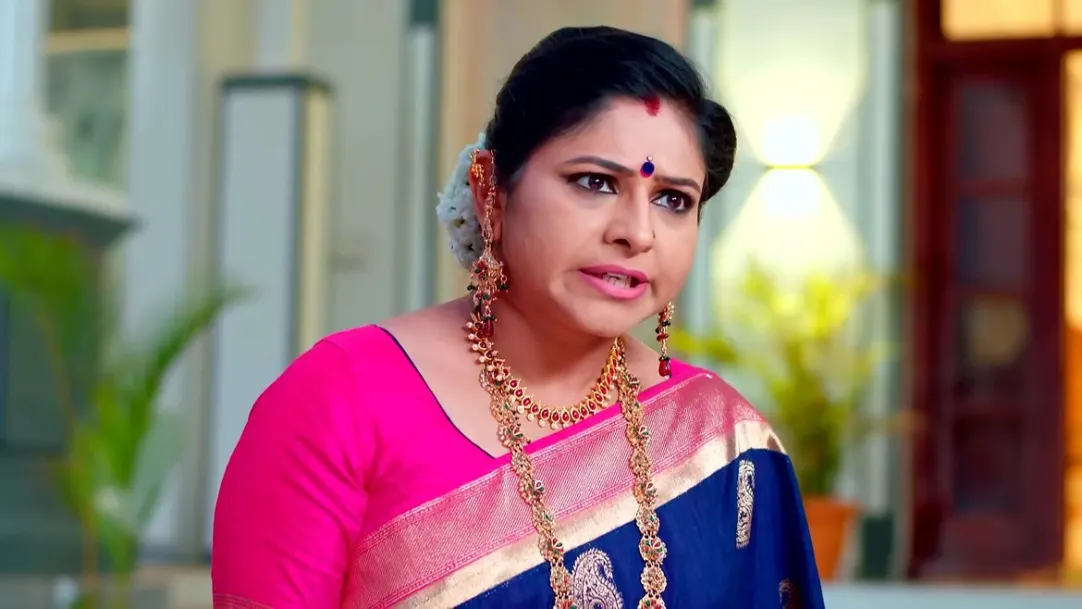 Haripriya consoles Shyama - Krishna Tulasi 