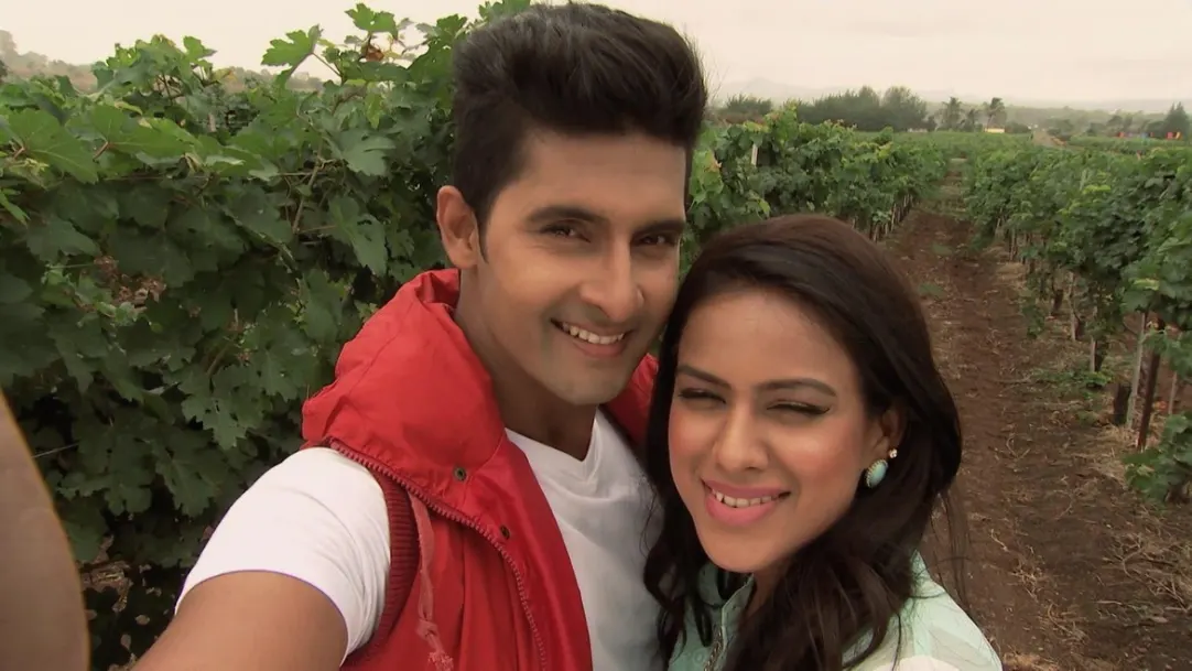 Siddarth clicks a selfie with Roshni 