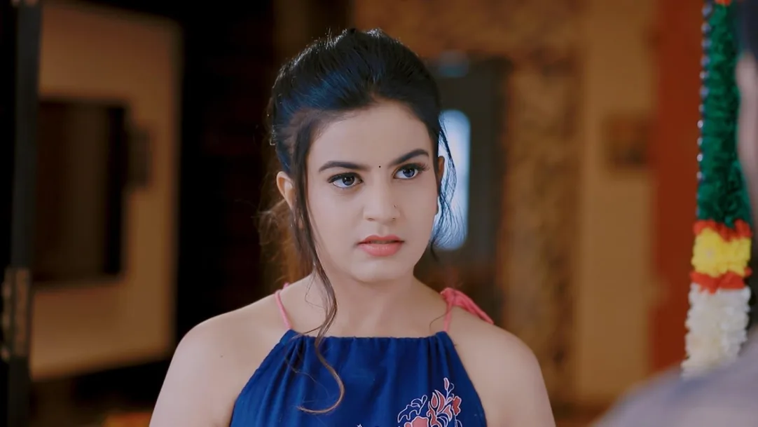 Trishul asks Shivani about her activities - Naagini 2 