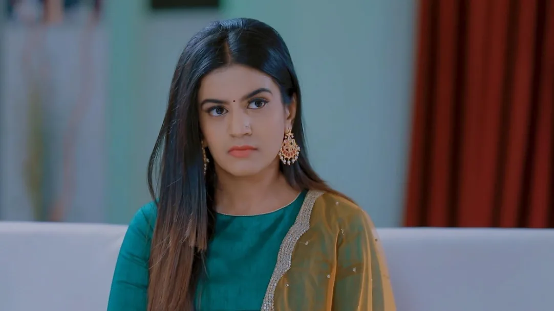 Digvijay questions Shivani about her mobile - Naagini 2 