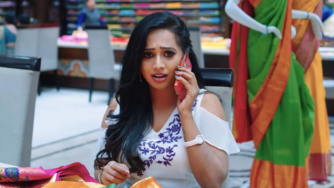 Shyama Notices Nakshatra at the Shop 16th April 2021 Webisode