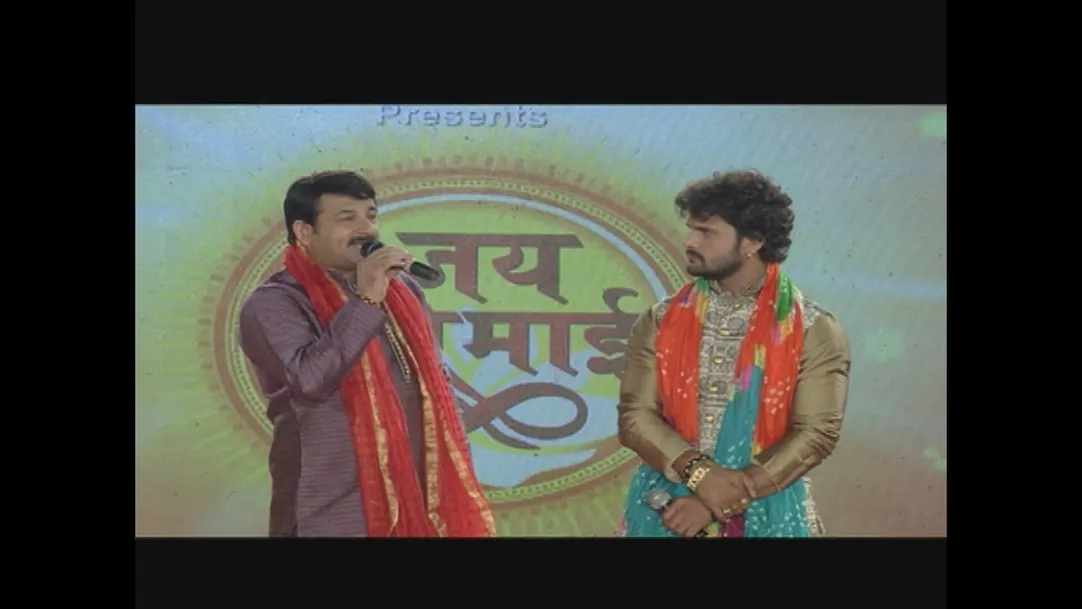 Manoj, Khesari and Amrapali's performance 