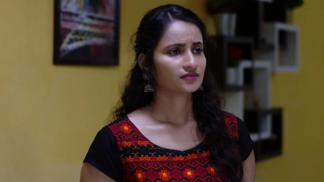 Dharani locks Priya's boss in the room - Akka Chellellu 