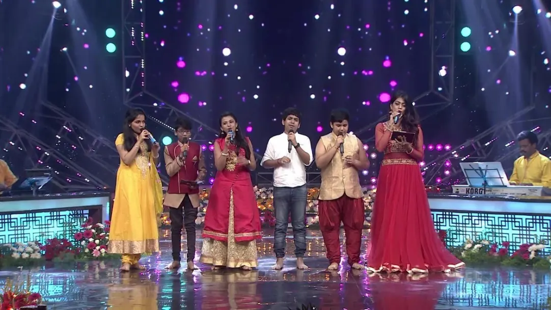 The contestants sing 'Nee Namma Geluvagi Baa' 